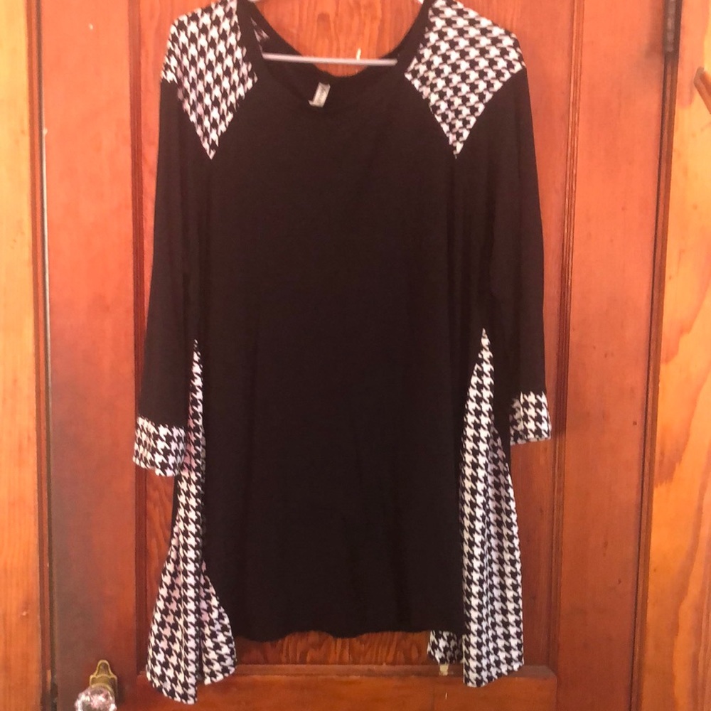 Beautiful black and white print top